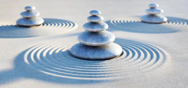ripples-in-the-sand-tower-of-symmetrical-rocks
